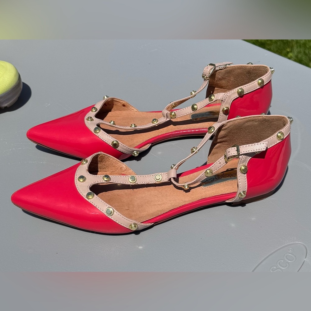 EUC Pointy Toe Patent Leather Studded T-Strap Flats; sz 8.